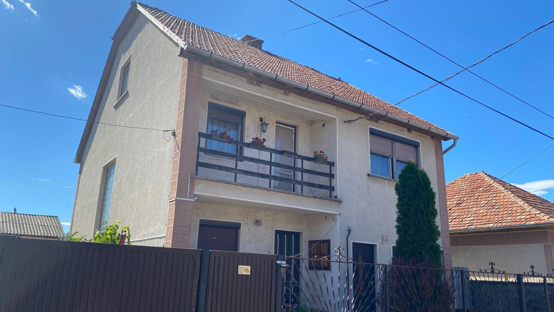 MAĎARSKO - SZENDRO PEKNÝ 5 IZBOVÝ POSCHODOVÝ RODINNÝ DOM S GARÁŽOU