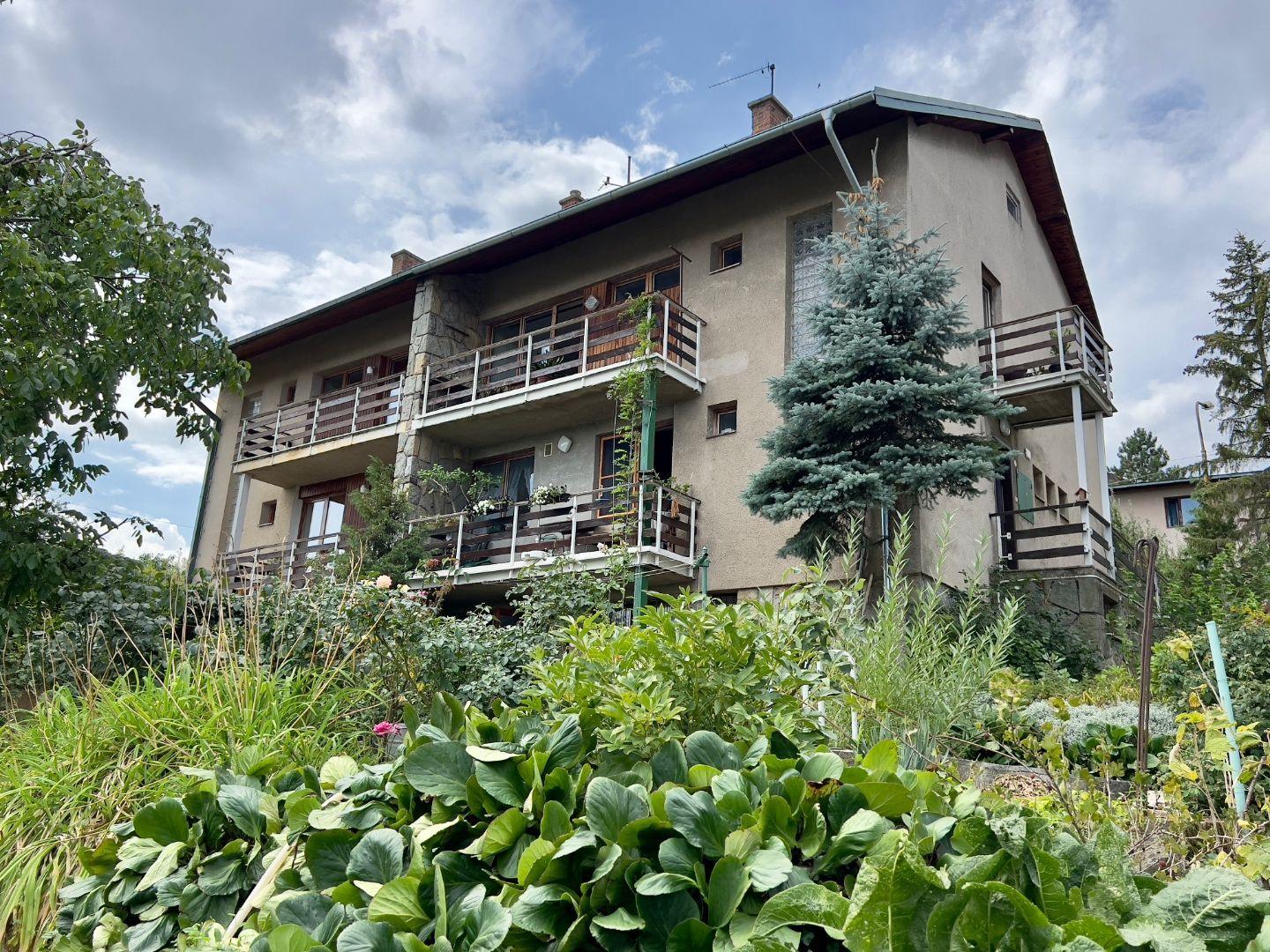 NOVÁ SUPER CENA - TOP LOKALITA -  MENGUSOVSKÁ - 5 IZBOVÝ RD 300 M2, GARÁŽ, PEKNÝ POZEMOK 636 M2.