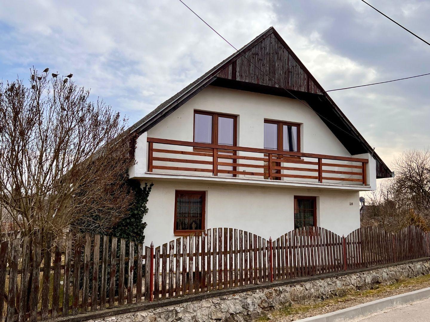 ČEČEJOVCE - SELEŠKA POSCHODOVÝ 5 IZBOVÝ RD V SUPER STAVE, POZEMOK 1.822 M2.