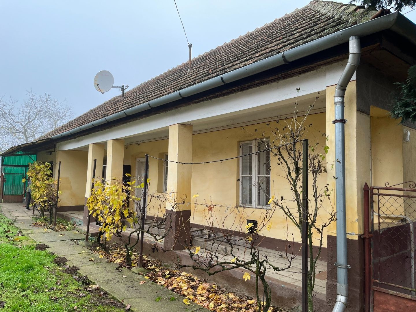 MAĎARSKO - KARCSA RODINNÝ DOMČEK PRE RYBÁRA  ALEBO ZÁHRADKÁRA  LEN 5 KM OD HRANÍC.