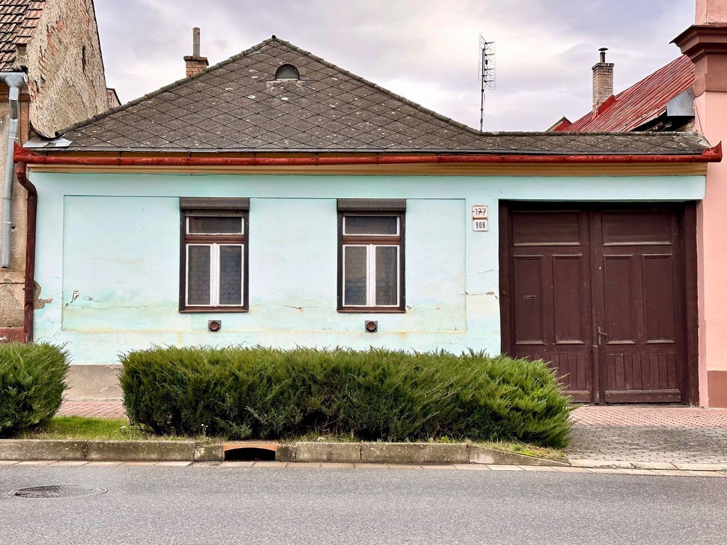 REZERVOVANÉ - MEDZEV - GAZDOVSKÝ RODINNÝ DOM S GARÁŽOU A ZÁHRADOU 723 M2.