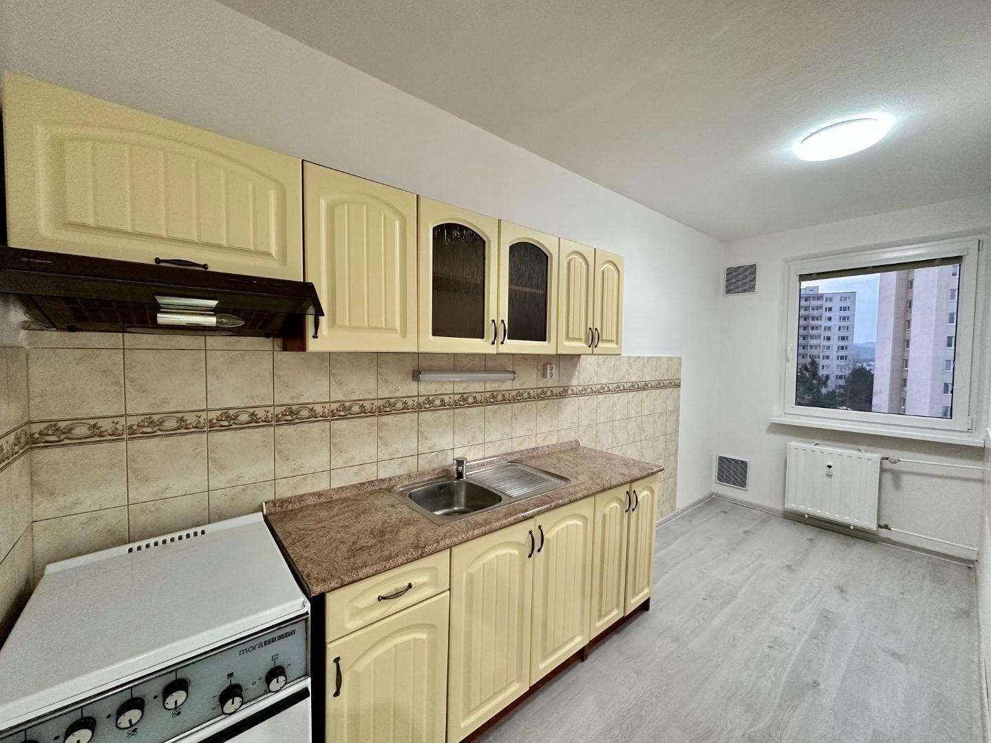 REZERVOVANÉ - KVP - ZOMBOVA SUPER CENA 3 IZBOVÝ BYT 63  M2, LODŽIA, PLASTOVÉ OKNÁ.