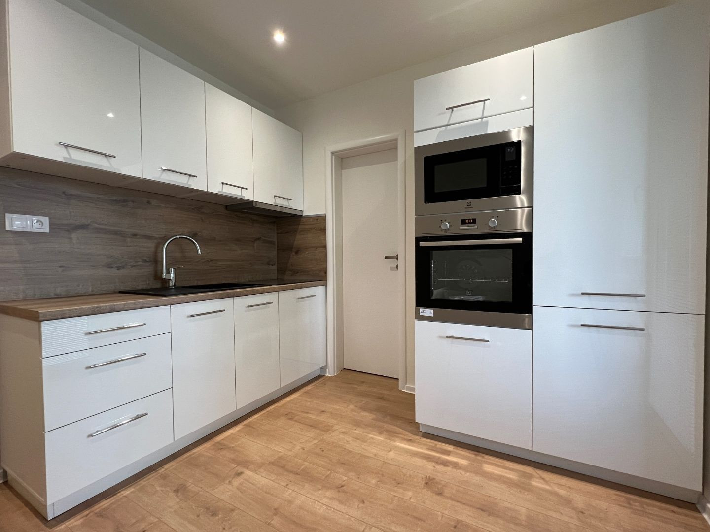 KVP - WURMOVA - 3 IZBOVÝ PO KOMPLETNEJ REKONŠTRUKCII 65 M2, LODŽIA.