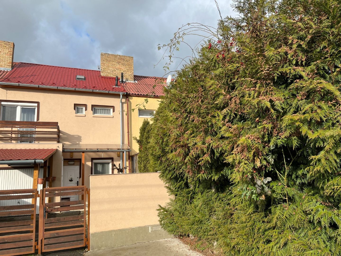 MAĎARSKO - ENCS PEKNÝ 4 IZBOVÝ ZREKONŠTRUOVANÝ RODINNÝ DOM PO KOMPLETNEJ REKONŠTRUKCII BLÍZKO KOŠÍC