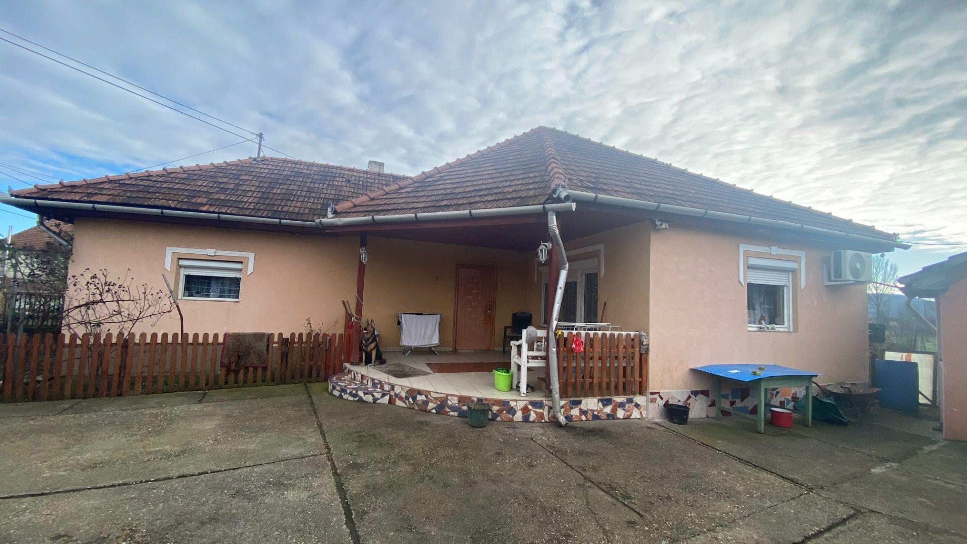 MAĎARSKO - SZENDRO 2 IZBOVÝ PEKNÝ ZREKONŠTRUOVANÝ RODINNÝ DOM  SO SAMOSTATNOU GARÁŽOU