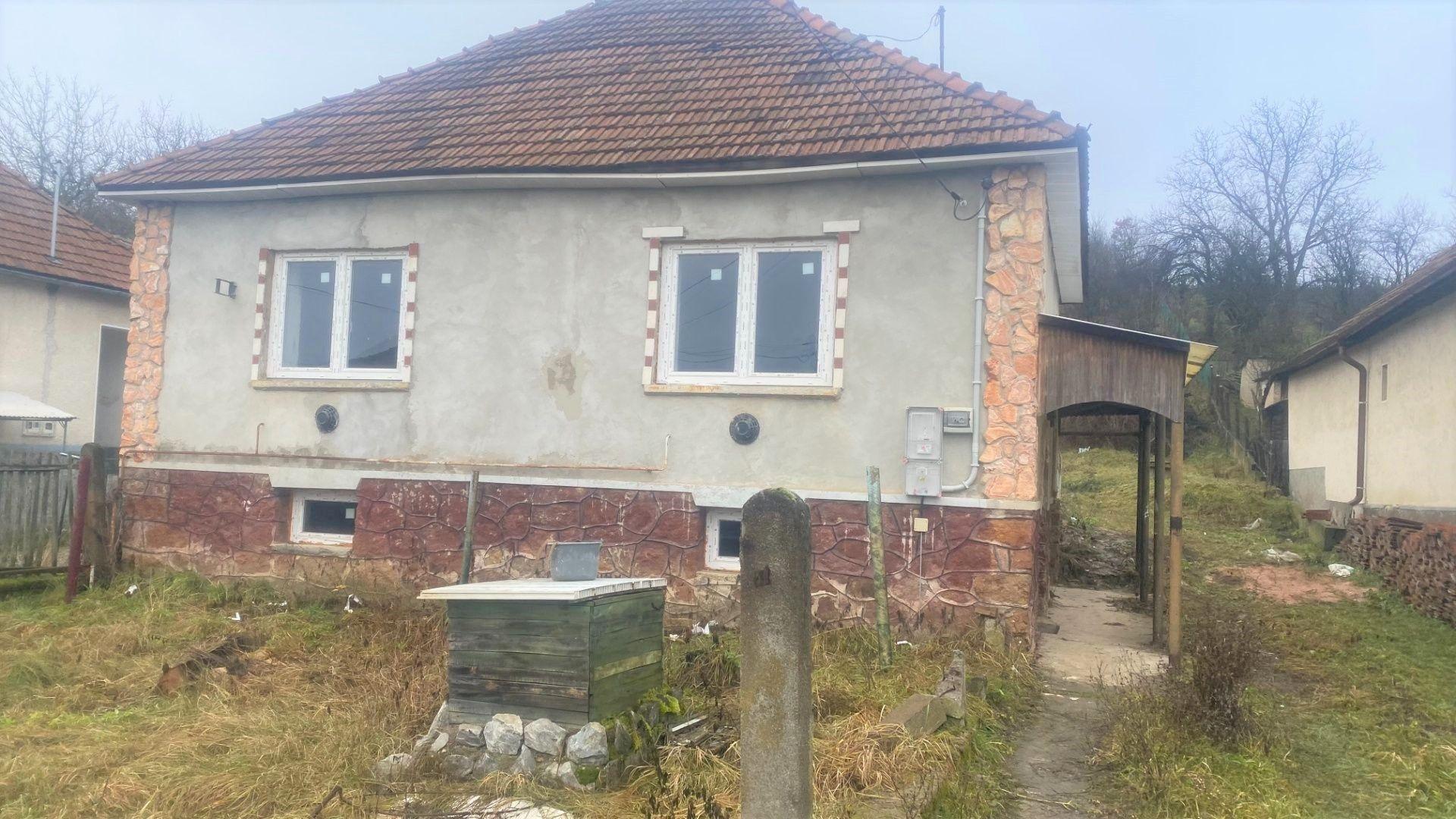 MAĎARSKO - SZUHOGY 2 IZBOVÝ ČIASTOČNE ZREKONŠTRUOVANÝ RODINNÝ DOM