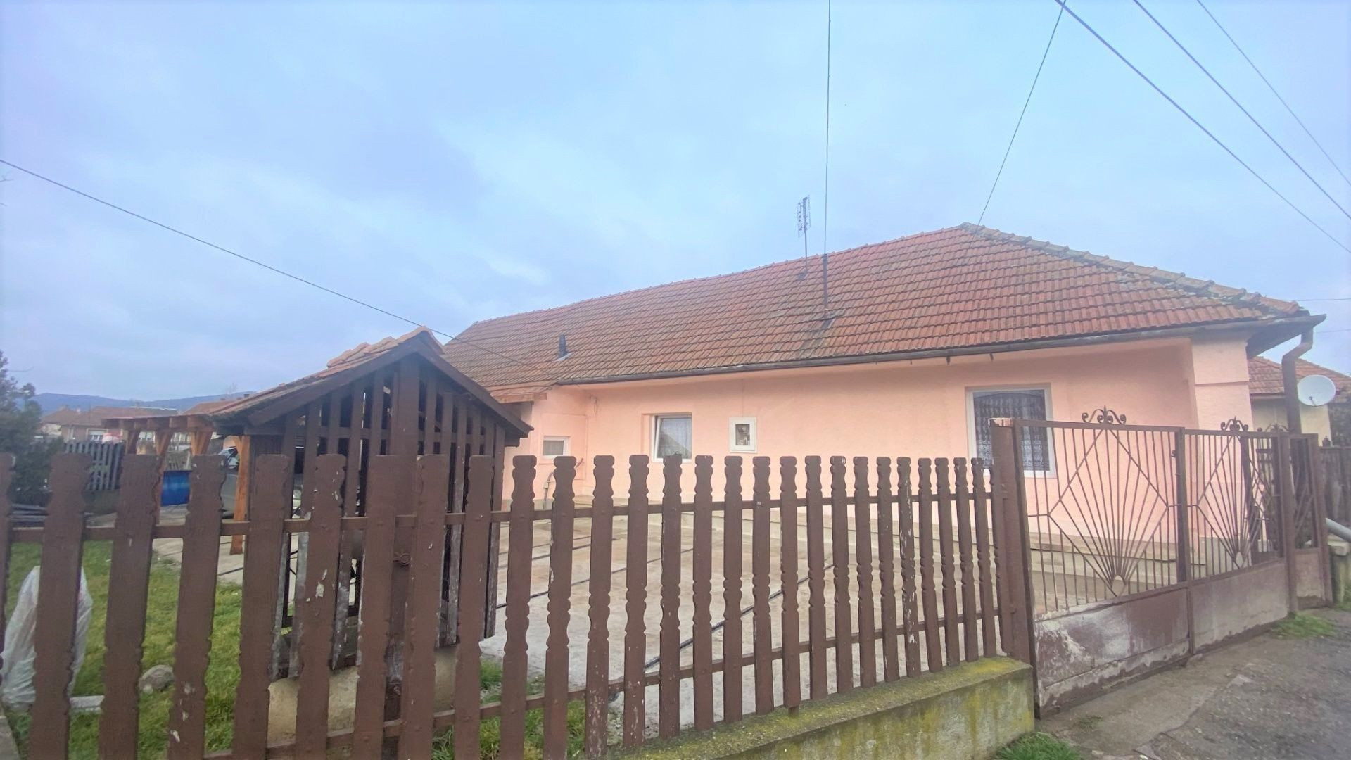 MAĎARSKO - SZENDRO PEKNÝ 3 IZBOVÝ ZREKONŠTRUOVANÝ RODINNÝ DOM S PRÍSTREŠKOM