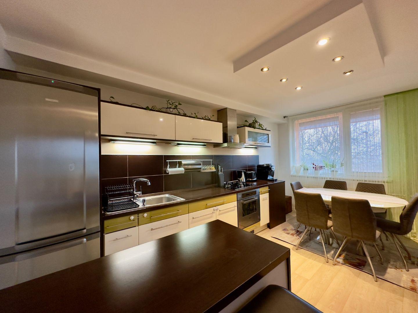 FURČA - BUZULUCKÁ PEKNÝ 3 IZBOVÝ BYT PO REKONŠTRUKCII 69 M2,  LODŽIA.