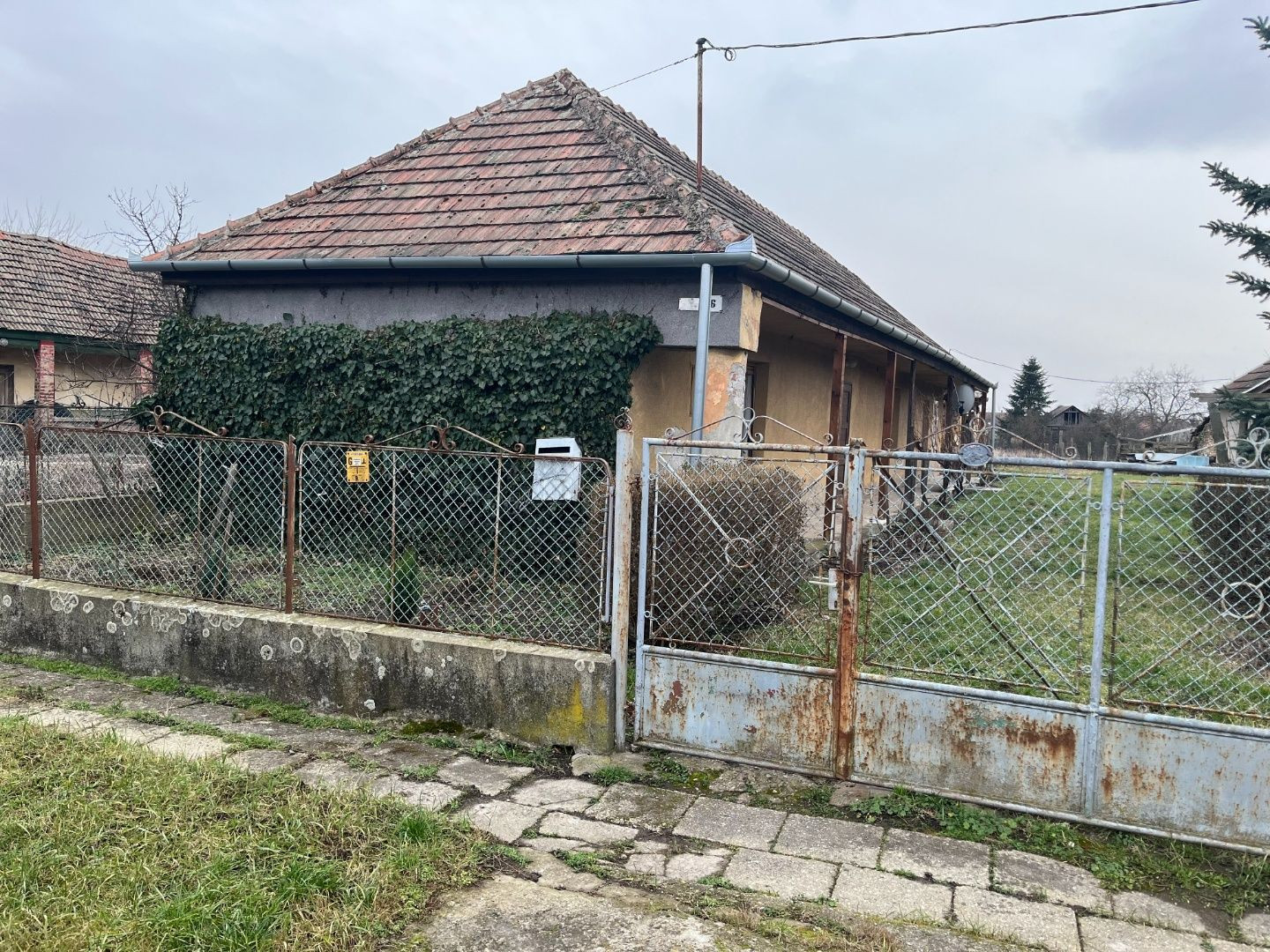 MAĎARSKO - VÁMOSÚJFALU V LOKALITE TOKAJ