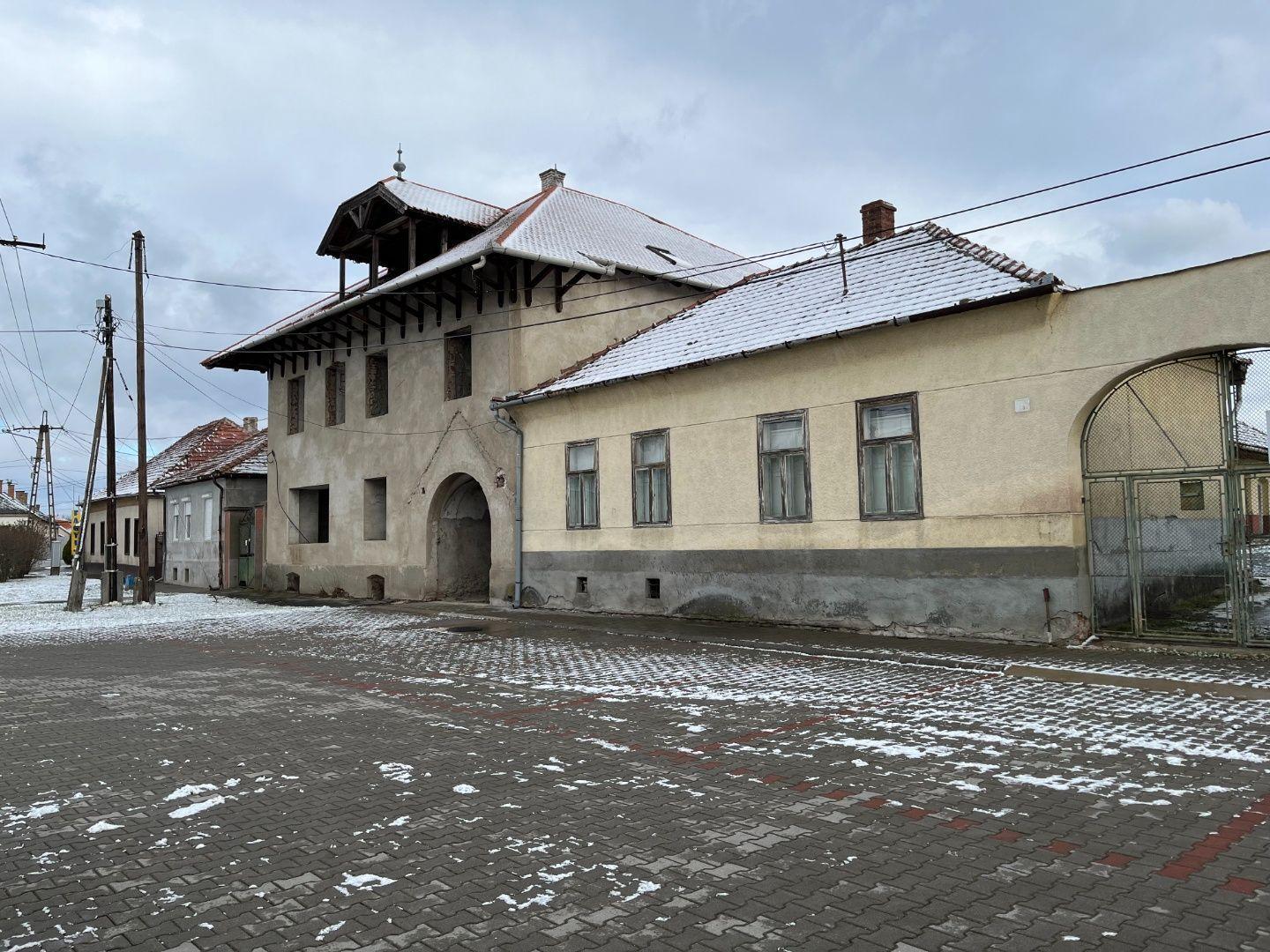 MAĎARSKO - ABAÚJSZÁNTÓ 5 IZBOVÝ RODINNÝ DOM V TOKAJSKEJ OBLASTÍ NA NÁMESTÍ