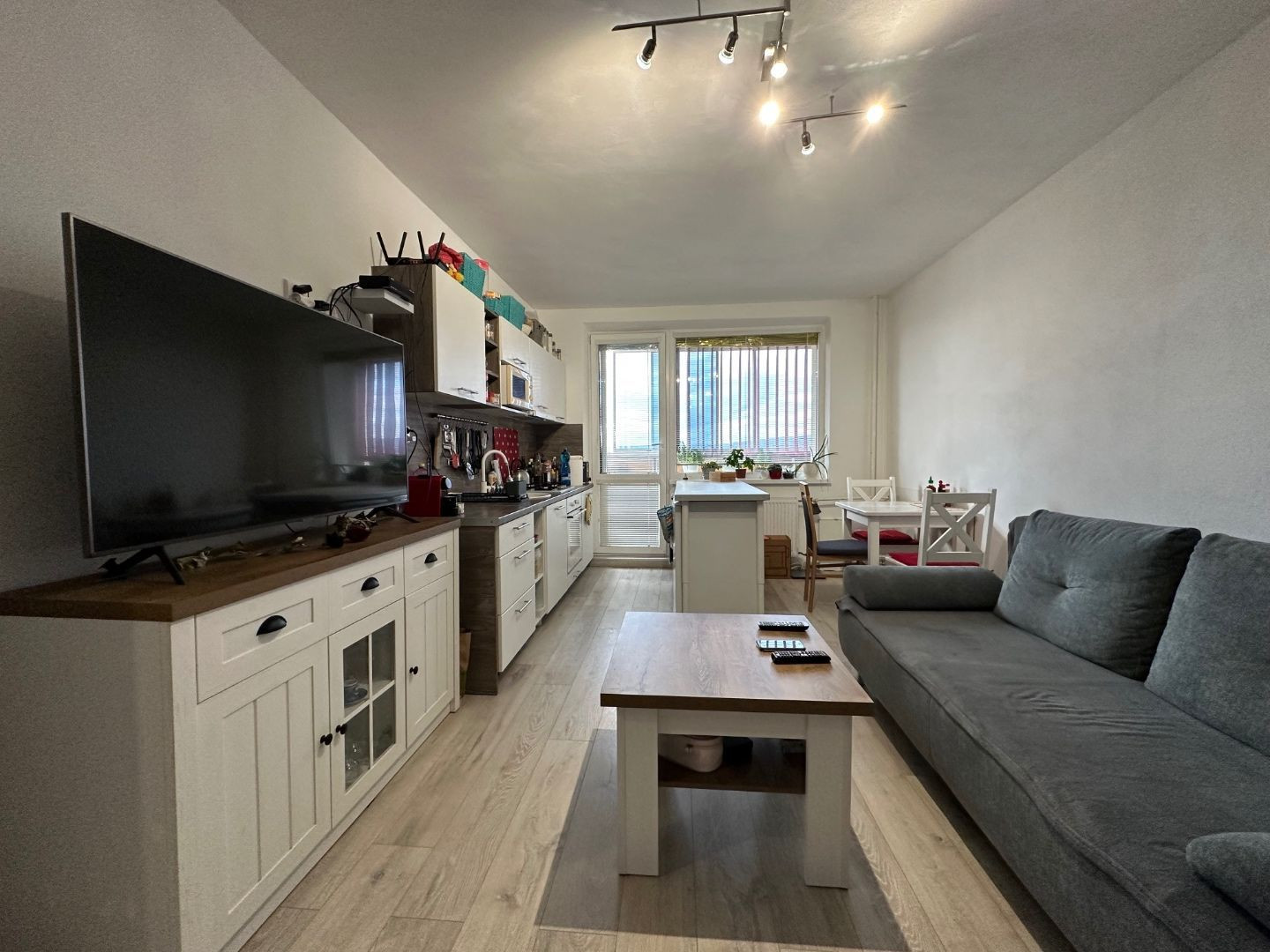 NOVÁ SUPER CENA - JAZERO - LEVOČSKÁ  2 IZBOVÝ BYT 42 M2, LODŽIA, SKRINE NA CHODBE, TV, INTERNET.