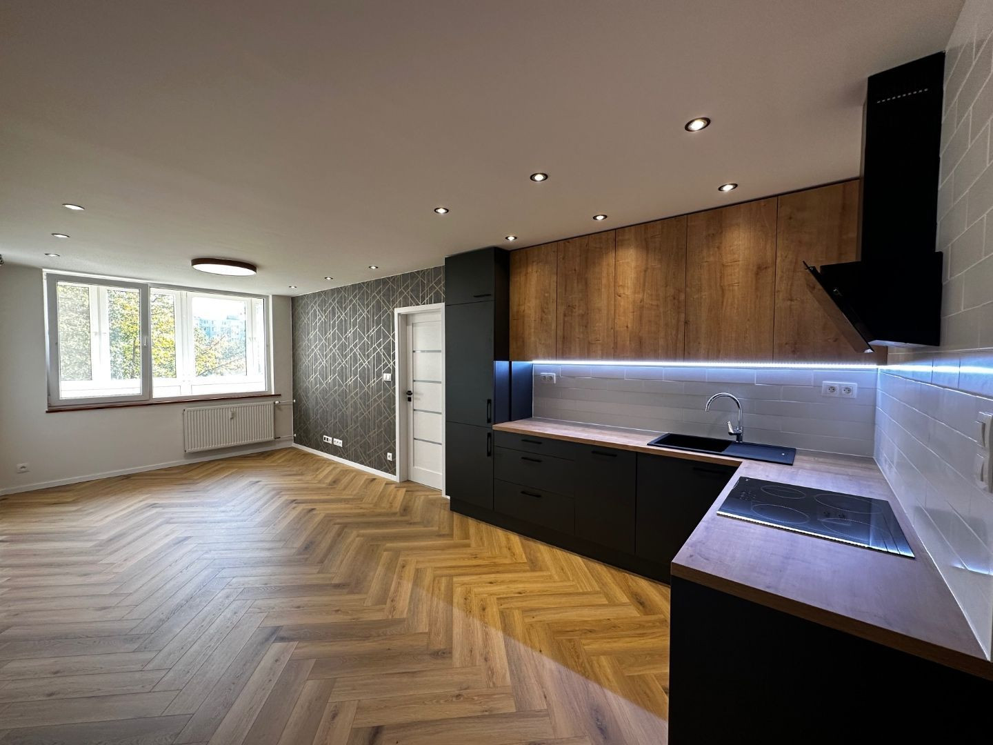 SUPER NOVÁ CENA - JAZERO - DRUŽICOVÁ 3 IZBOVÝ BYT PRE NÁROČNÉHO KLIENTA - TOP REKONŠTRUKCIA, ZASKLENNÁ LODŽIA.