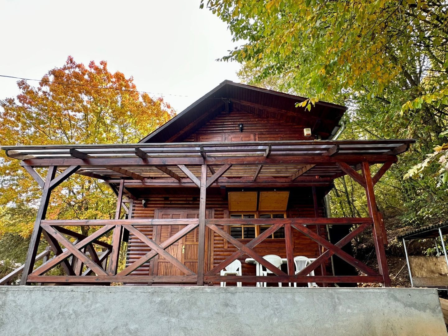 MAĎARSKO - JAZERO RAKACA - 4 IZBOVÁ ZRUBOVÁ POSCHODOVÁ CHATA PRI JAZERE S TERASOU.