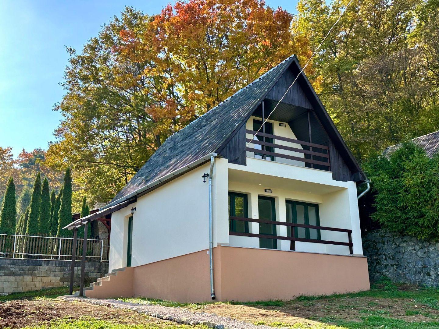 MAĎARSKO - JAZERO RAKACA - 2 IZBOVÁ MUROVANÁ POSCHODOVÁ CHATA PRI JAZERE S TERASOU.