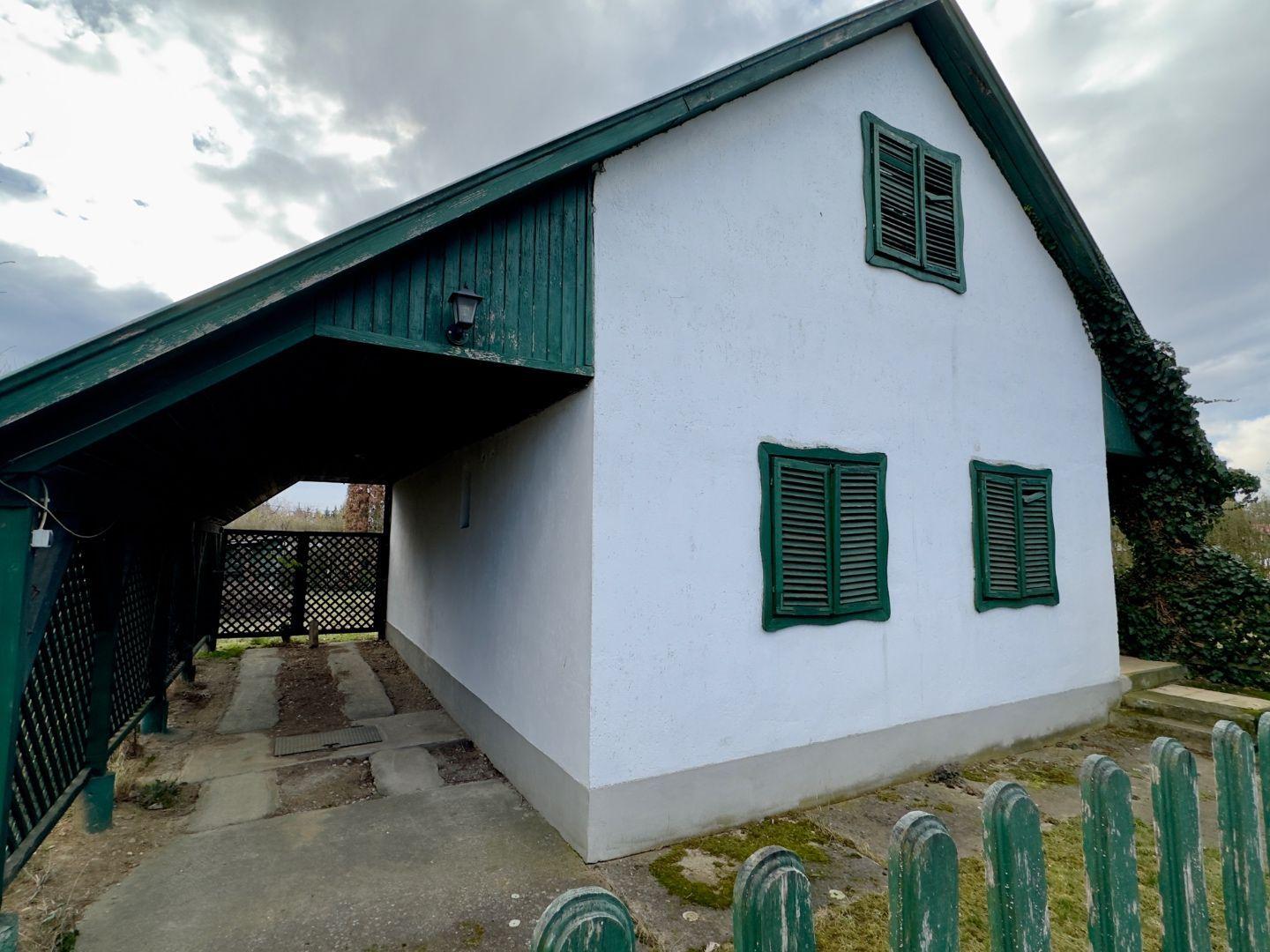 MAĎARSKO - MEZOCSAT - POSCHODOVÁ MUROVANÁ CHATA PRI TERMÁLNOM KÚPALISKU.