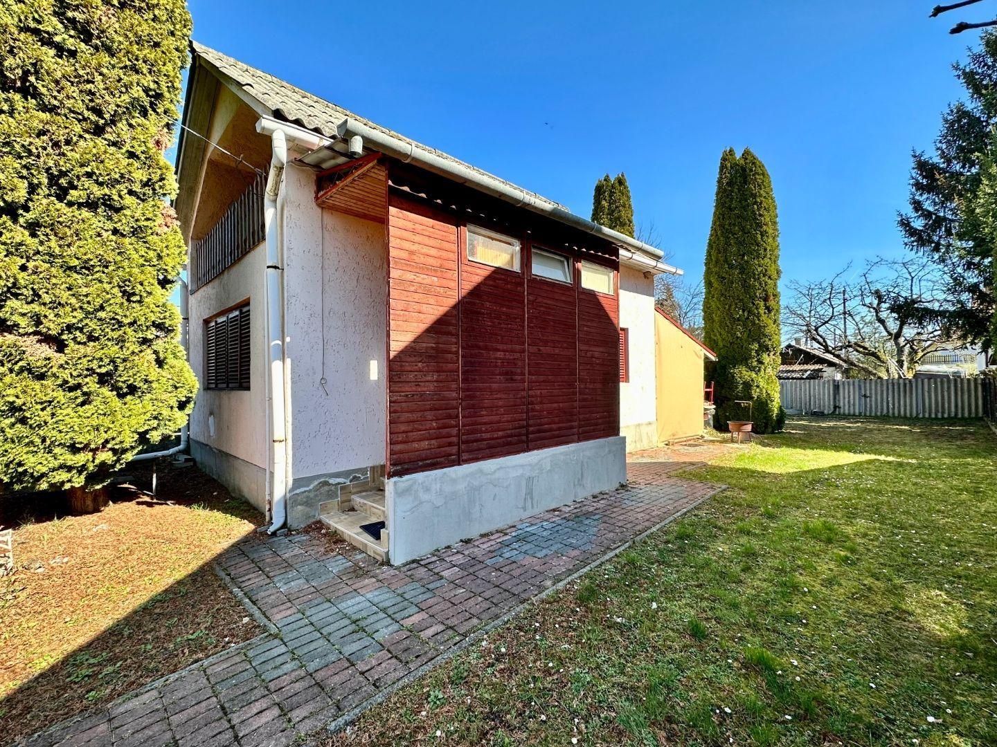 MAĎARSKO - TISZACSEGE - 3 IZBOVÁ CHATA, UZAVRETÁ TERASA, PRI TERMÁLNOM KÚPALISKU.