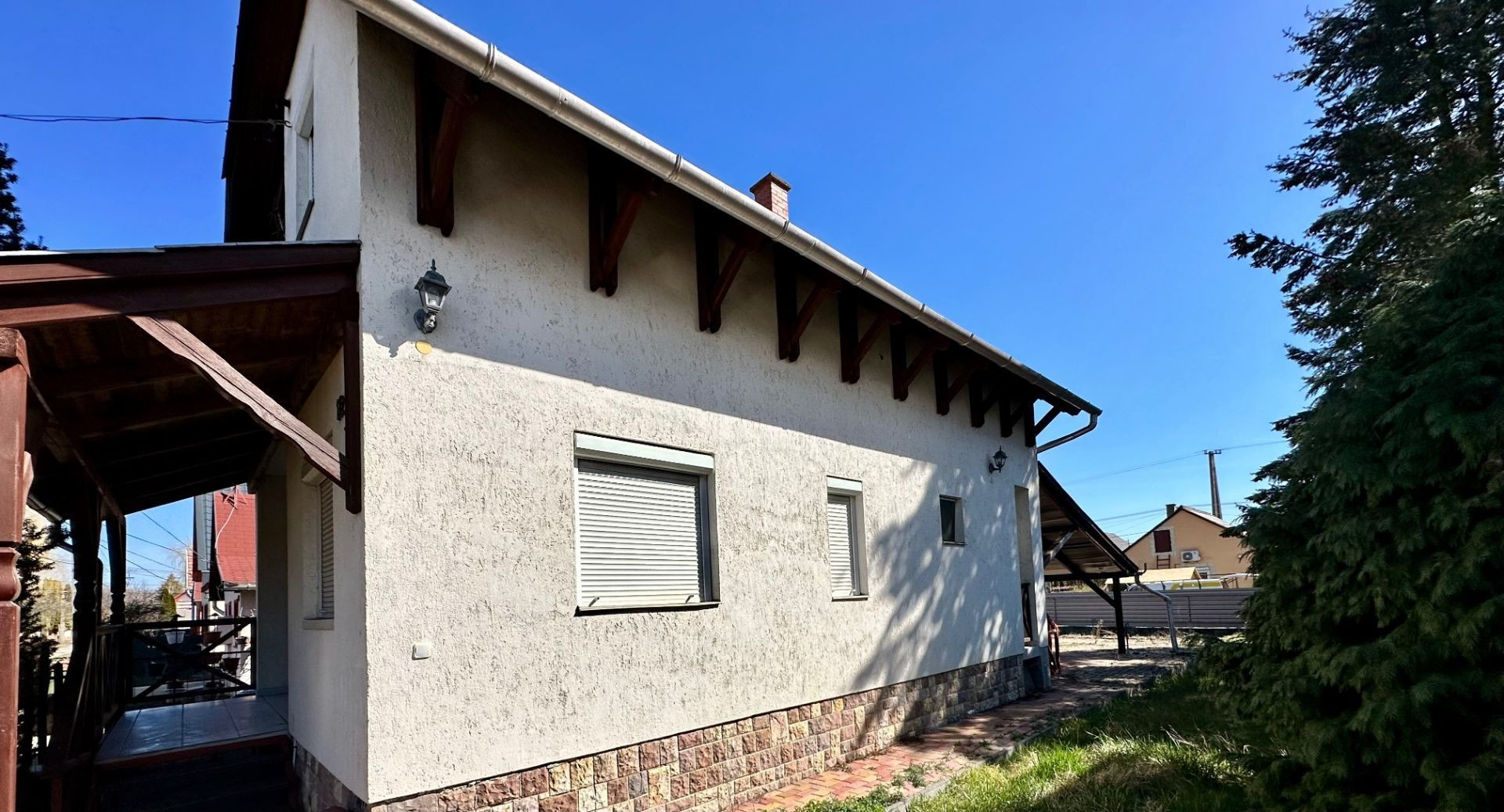 MAĎARSKO - TISZACSEGE - 4 IZBOVÁ CHATA, TERASA, ZÁHRADA PRI TERMÁLNOM KÚPALISKU.