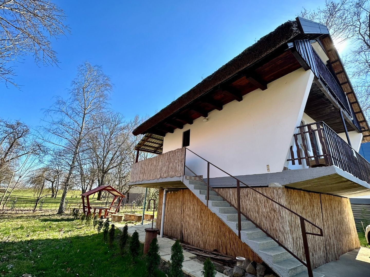 MAĎARSKO - TISZACSEGE - POSCHODOVÁ CHATA SO SLAMENOU STRECHOU, TERASA, PRI RIEKE TISZA A TERMÁLNOM KÚPALISKU.