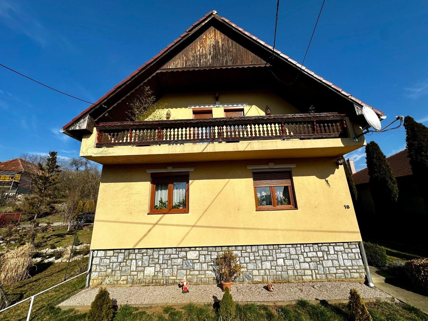 MAĎARSKO - SZOGLIGET PEKNÝ ZREKONŠTRUOVANÝ RD V TOP LOKALITE S TERASOU A GARÁŽOU