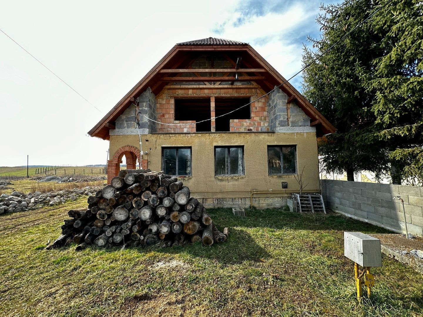 MAĎARSKO - AGGTELEK 3 IZBOVÝ RODINNÝ DOM S PODKROVÝM - HRUBÁ STAVBA