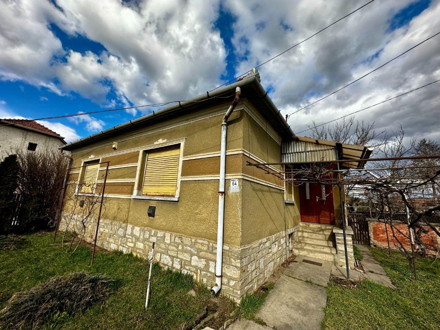 MAĎARSKO - SZENDRO - PEKNÝ 3 IZBOVÝ RODINNÝ DOM S VERANDOU