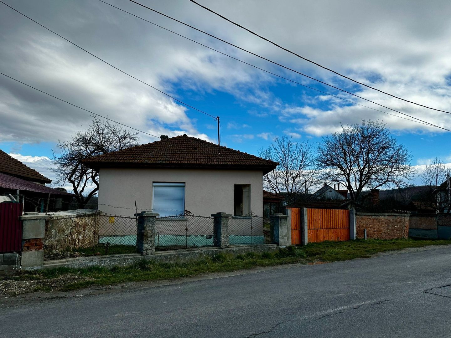 MAĎARSKO - SZENDRO 3 IZBOVÝ RODINNÝ DOM S VERANDOU