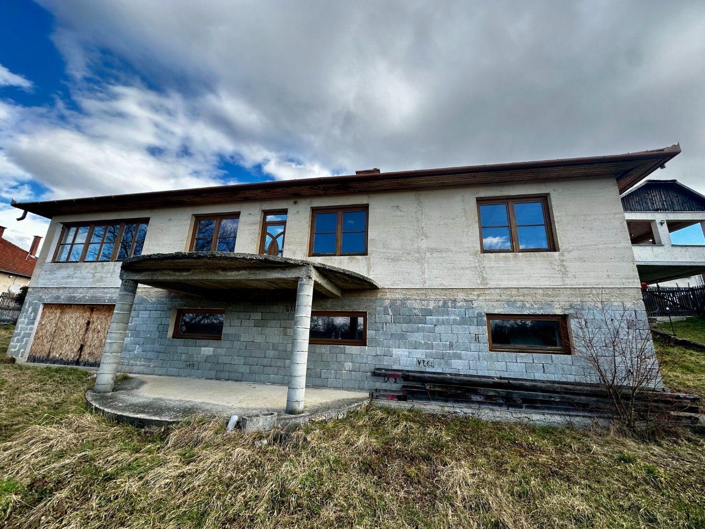 MAĎARSKO - SZENDRO PEKNÝ 5 IZBOVÝ RODINNÝ DOM S TERASOU A GARÁŽOU