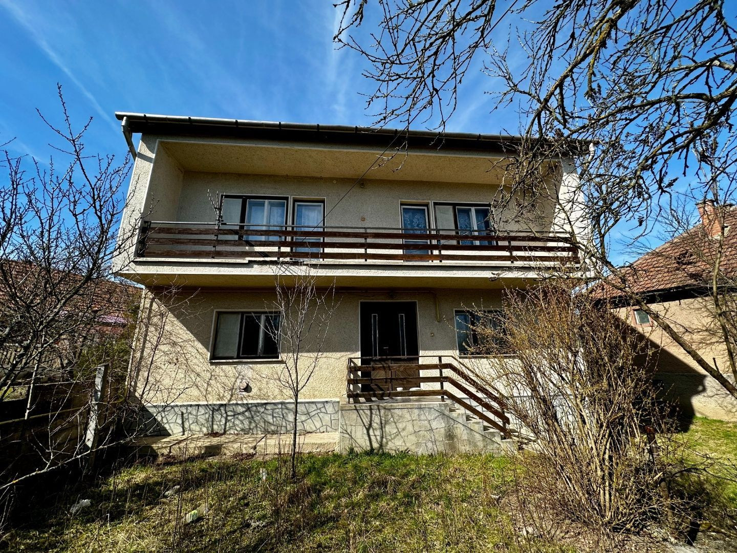 MAĎARSKO - SZUHOGY 4 IZBOVÝ POSCHODOVÝ RD S GARÁŽOU A LETNOU KUCHYŇOU