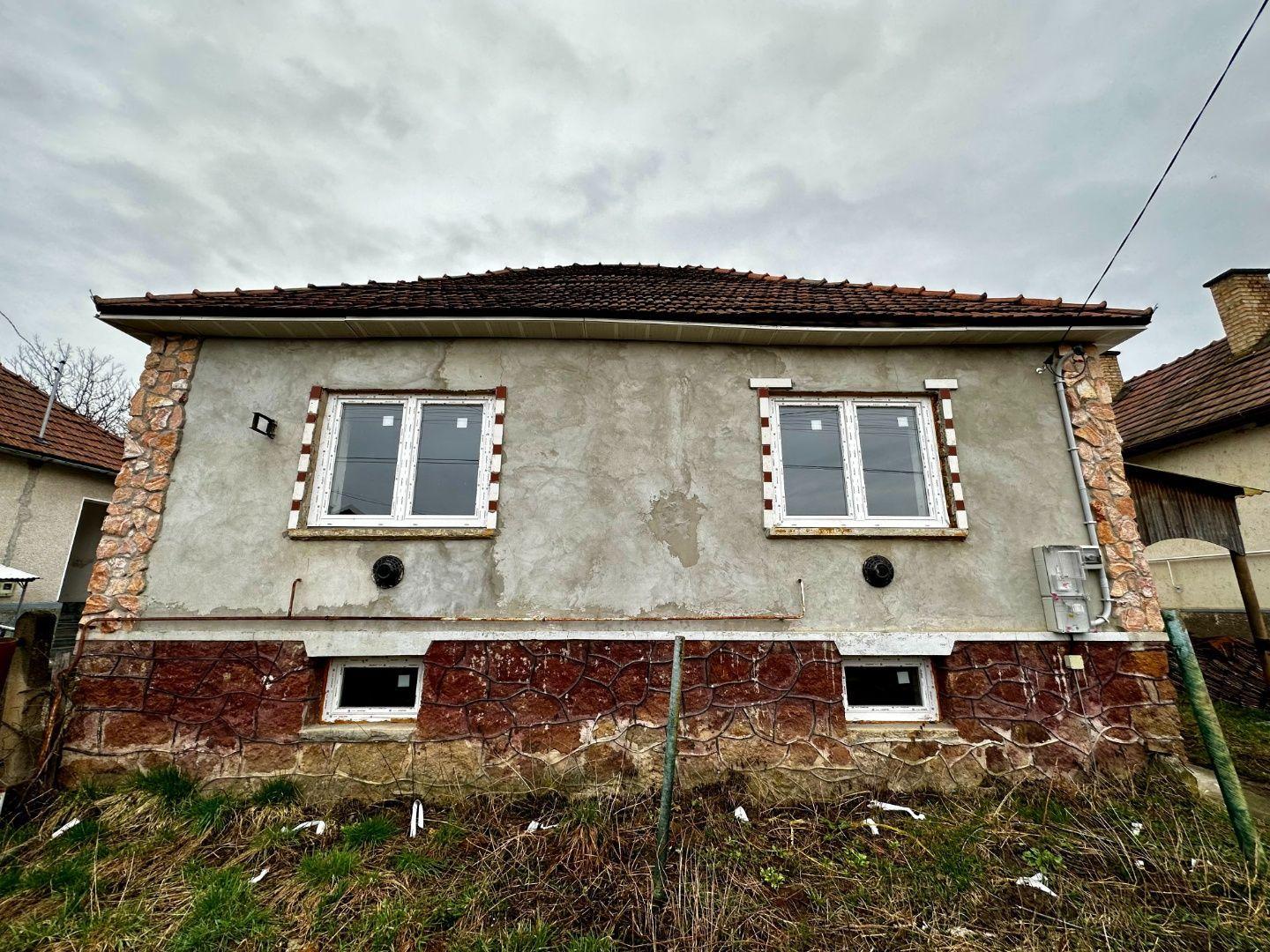 SUPER CENA - MAĎARSKO - SZUHOGY 2 IZBOVÝ ČIASTOČNE ZREKONŠTRUOVANÝ RODINNÝ DOM