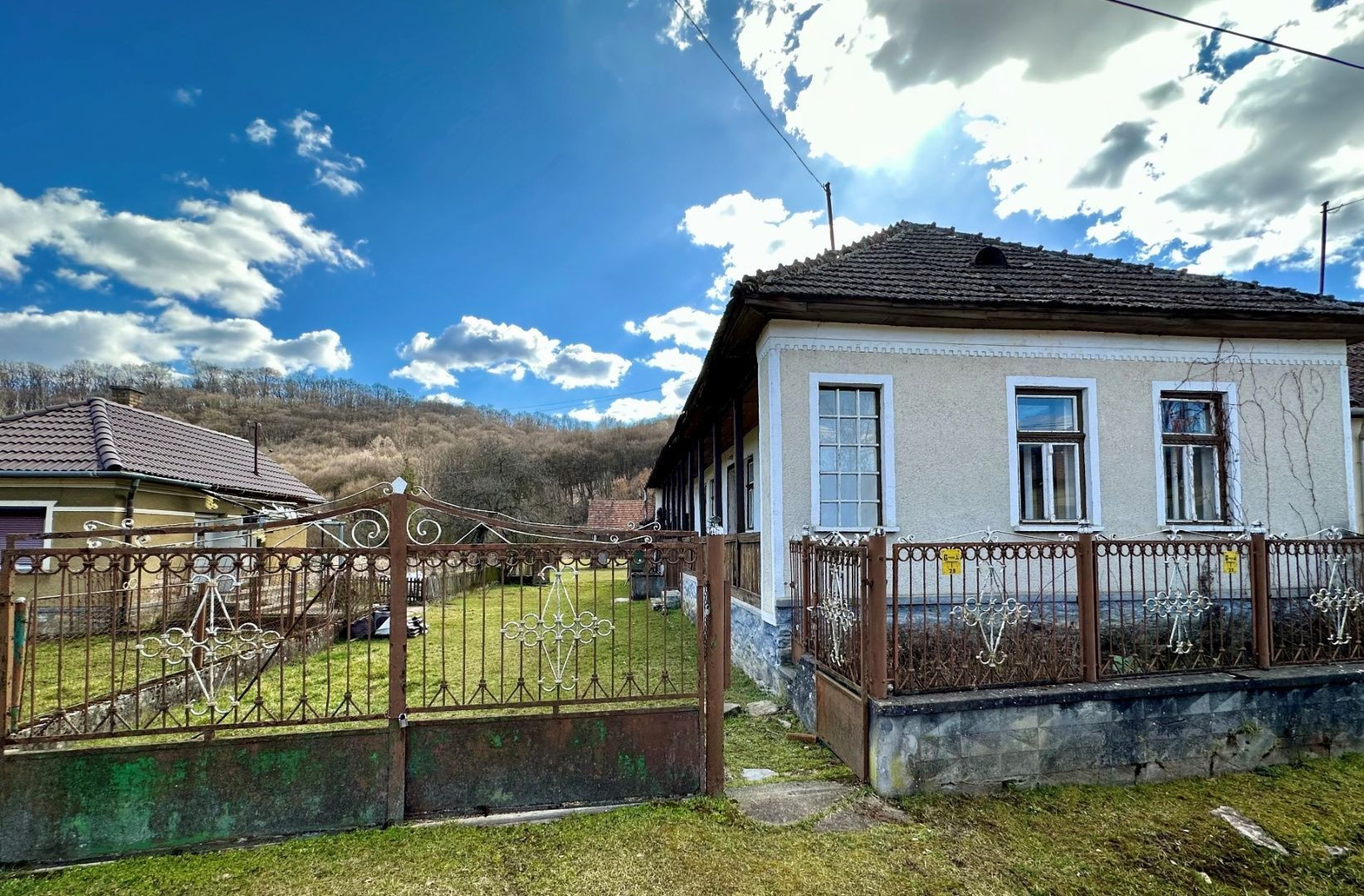 REZERVOVANÉ - MAĎARSKO - SZŐLŐSARDÓ SEDLIACKY DOM S VERANDOU A LETNOU KUCHYŇOU V KRÁSNOM PROSTREDÍ