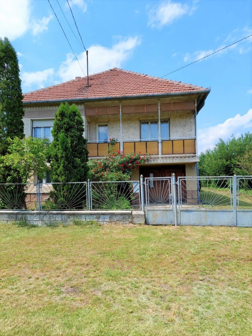 MAĎARSKO - SZUHOGY 5 IZBOVÝ POSCHODOVÝ RD S GARÁŽOU A HOSPODÁRSKOU BUDOVOU