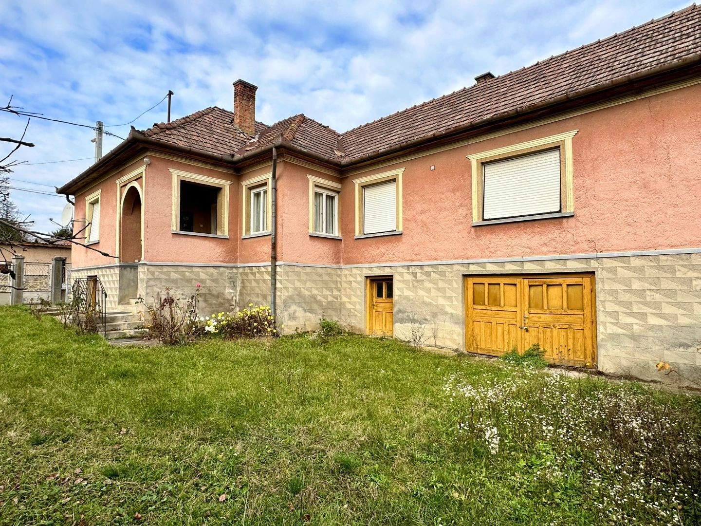 MAĎARSKO - ALSÓTELEKES 4 IZBOVÝ RODINNÝ DOM V PEKNEJ LOKALITE.