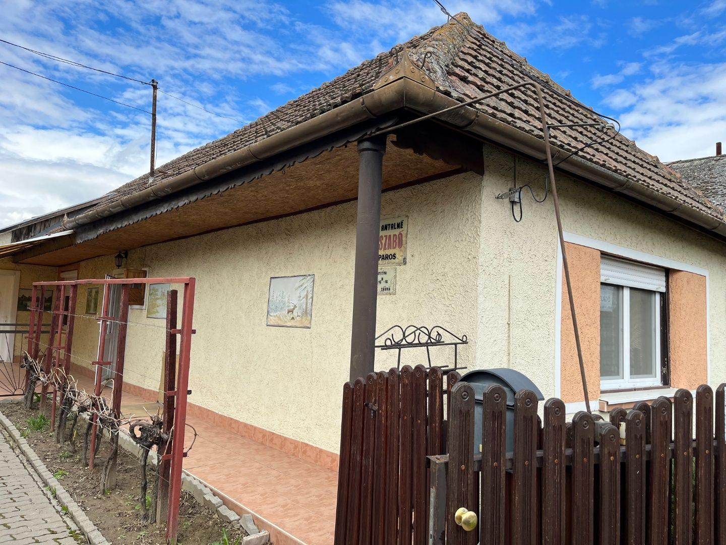 MAĎARSKO - VEGARDÓ 2,5 IZBOVÝ RODINNÝ DOM V PÔVODNOM STAVE, BLÍZKO KÚPALISKA.