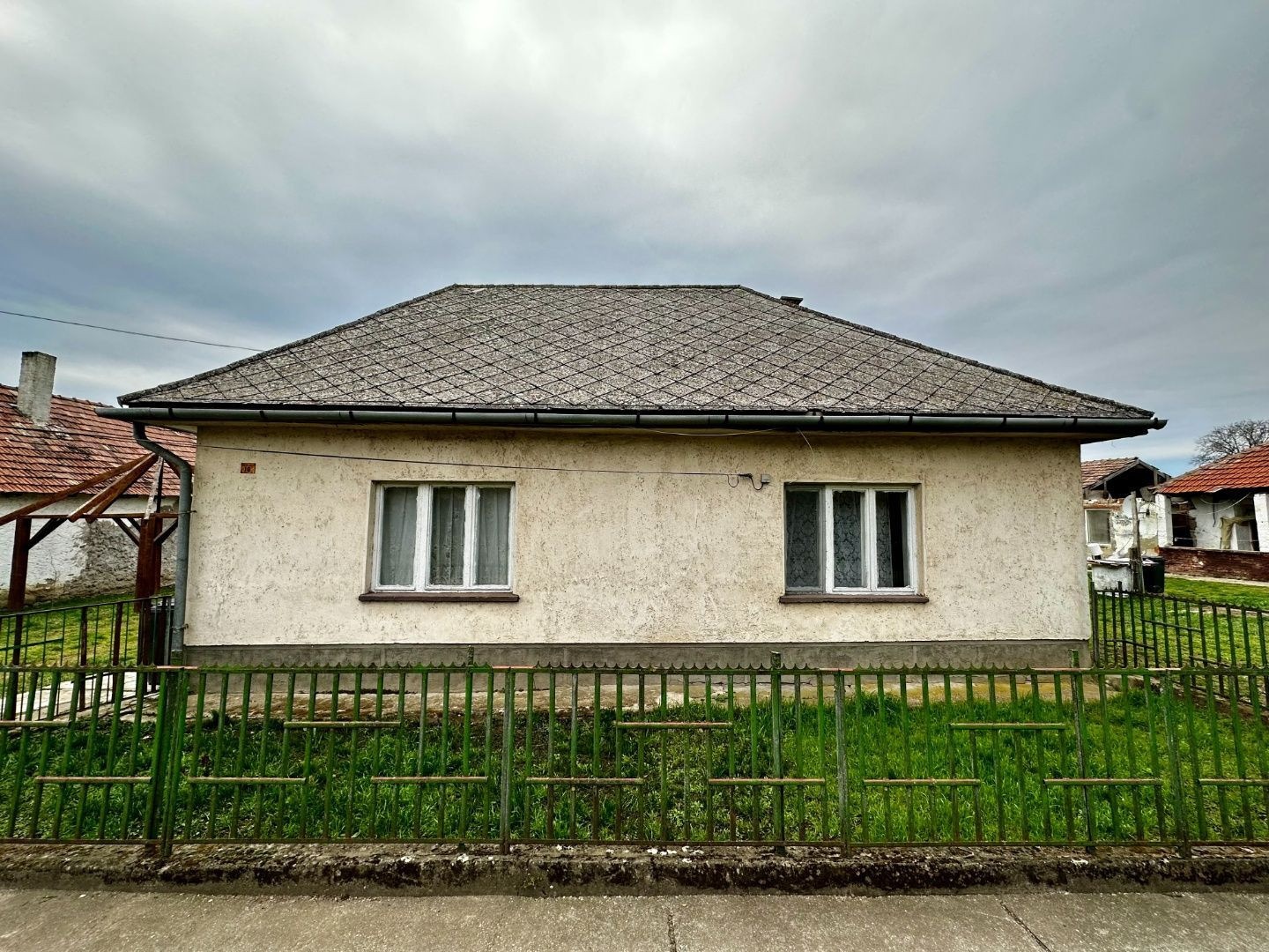 MAĎARSKO - HERNÁDCÉCE 3 IZBOVÝ RODINNÝ DOM VHODNÝ NA REKONŠTRUKCIU PODĽA PREDSTÁV.