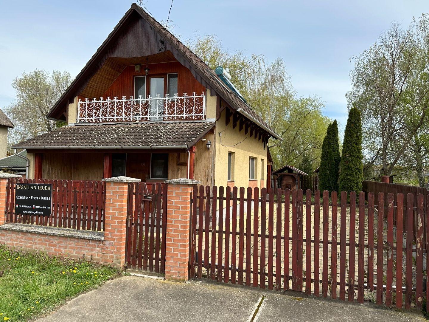 MAĎARSKO - TISZACSEGE - POSCHODOVÁ 3 IZBOVÁ CHATA, TERASA PRI TERMÁLNOM KÚPALISKU.