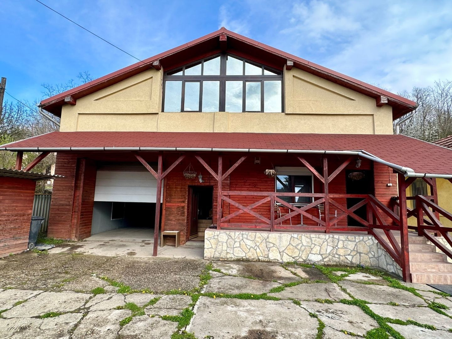 MAĎARSKO - MUCSONY 6 IZBOVÝ POSCHODOVÝ RD S DVOMA BYTOVÝMI JEDNOTKAMI.