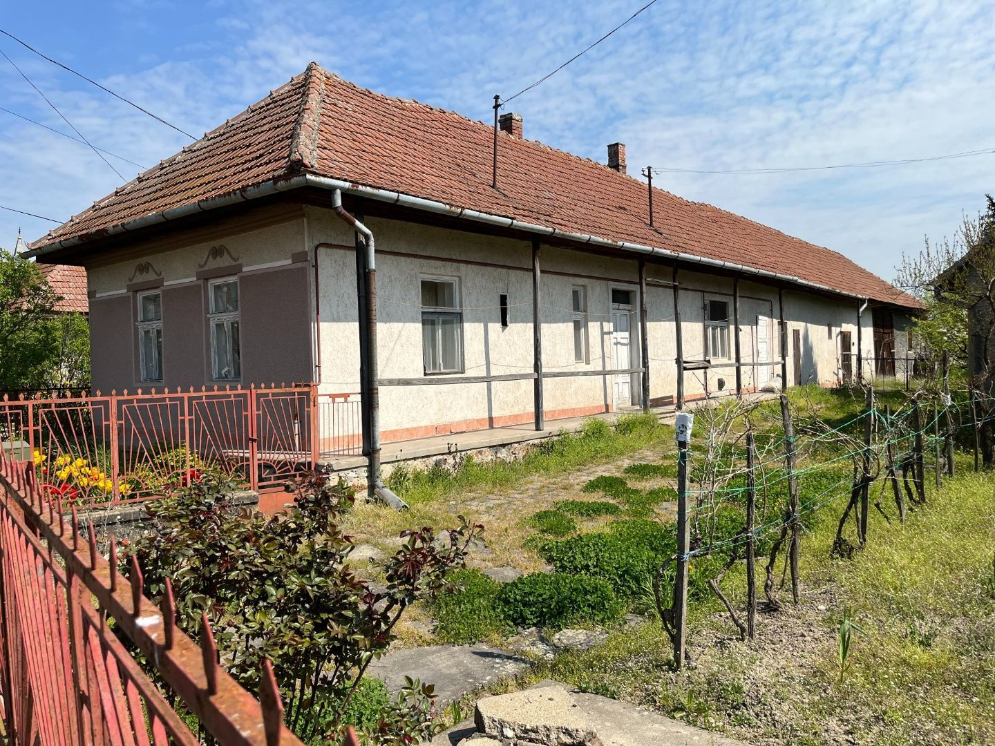 MAĎARSKO - ALSOREGMEC 3 IZBOVÝ RODINNÝ DOM S OBROVSKÝM POTENCIÁLOM NA  POZEMOKU S ROZLOHOU 3000 M2.