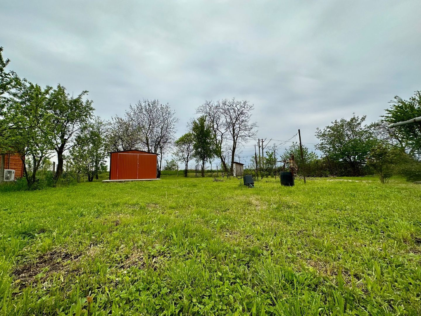 MAĎARSKO - SAJÓSZEGED ZÁHRADA S CHATKOU A GARÁŽOU PRI TISZAÚJVAROSI.