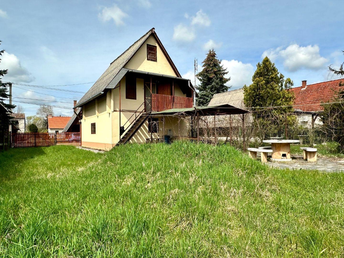 MAĎARSKO - TISZACSEGE - POSCHODOVÁ ZATEPLENÁ 3 IZBOVÁ CHATA, TERASA PRI TERMÁLNOM KÚPALISKU.