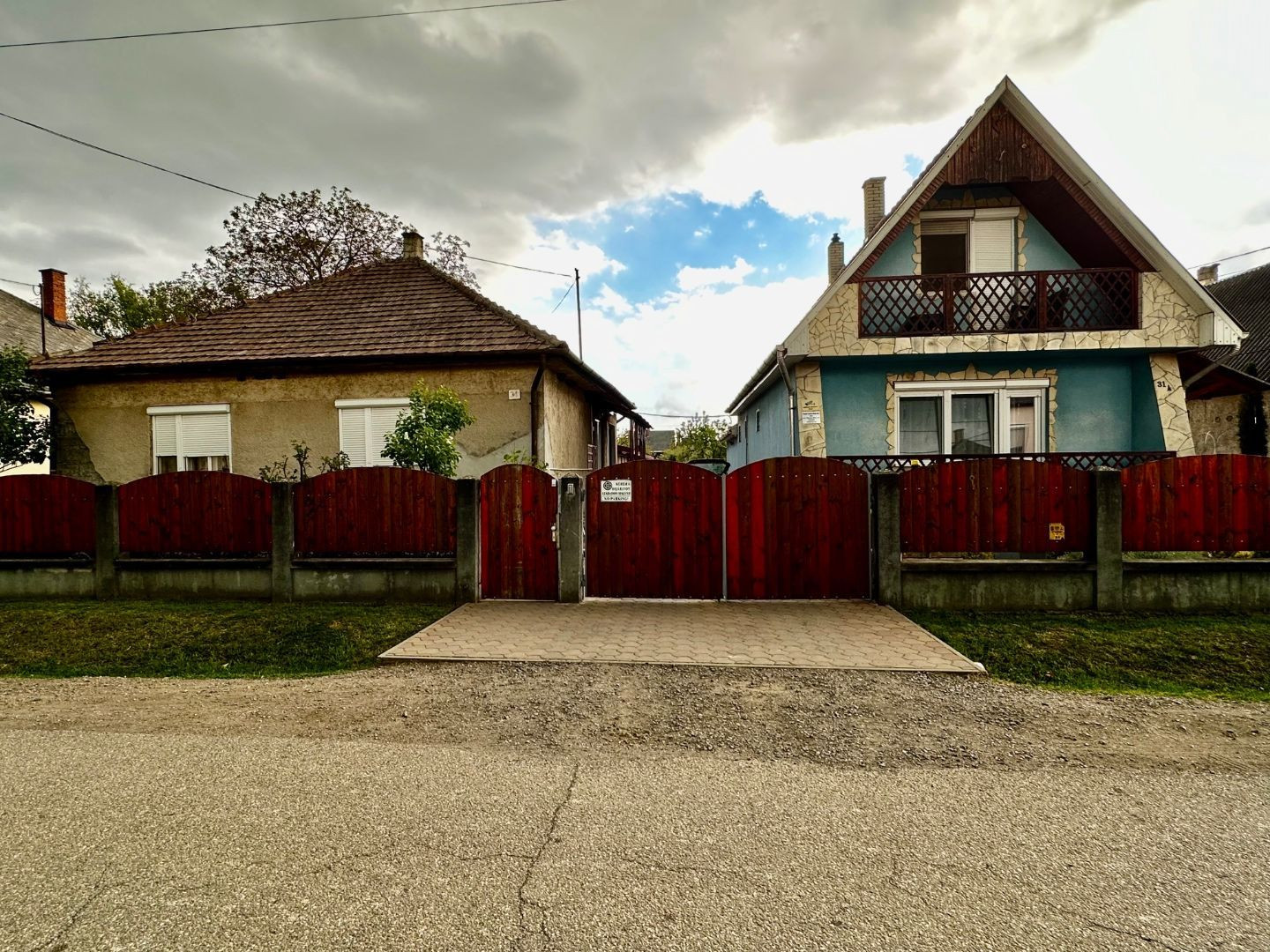 MAĎARSKO - FORRÓ - 3 RODINNÉ DOMY S PRÍSLUŠENSTVOM, VEĽKÝ POZEMOK.