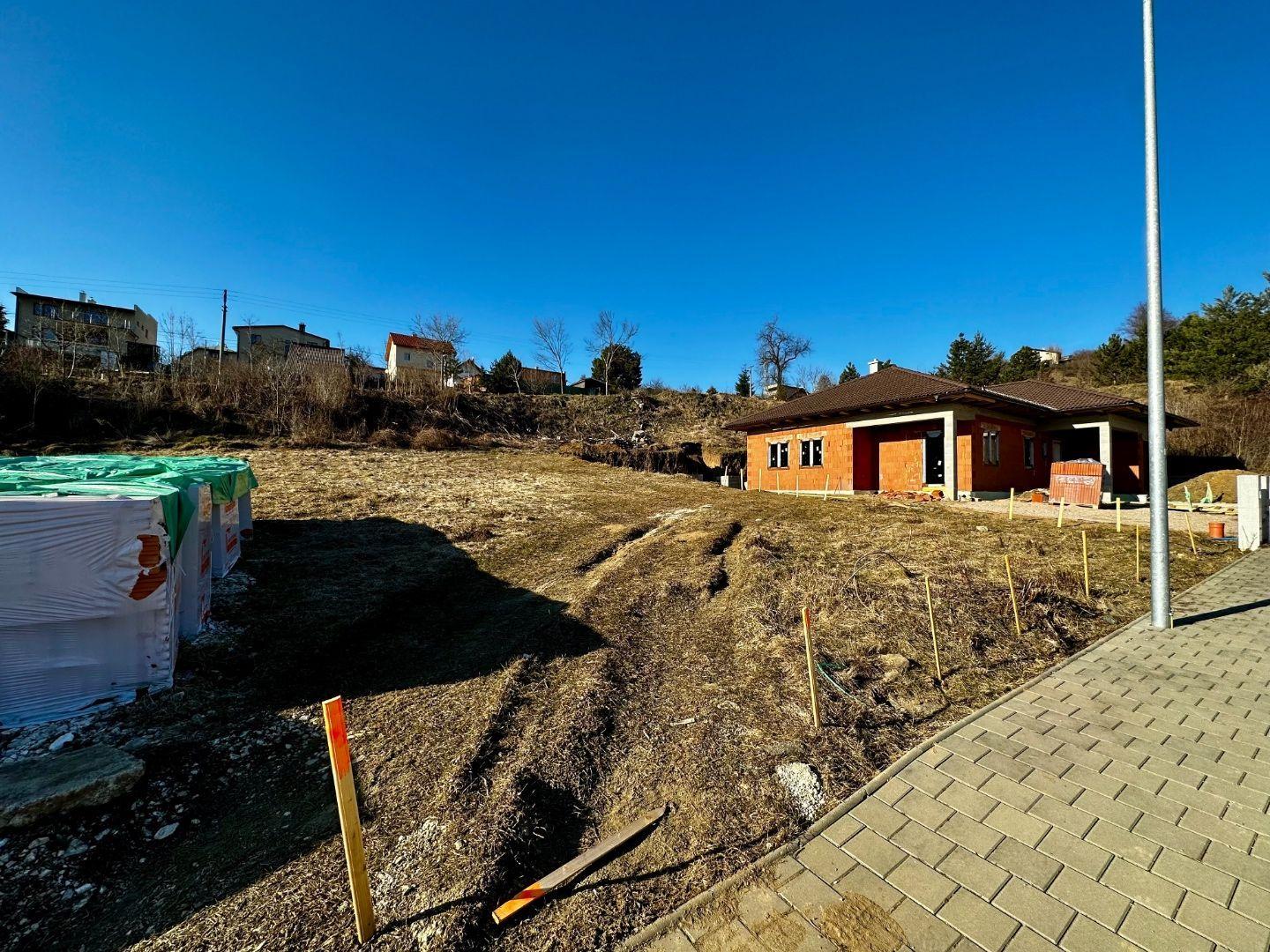 LEVOČA  - DVA POZEMKY NA PREDAJ SO VŠETKÝMI IS A STAVEBNÝM POVOLENÍM