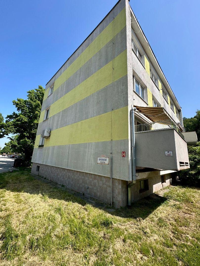 OPÁTSKE - NEBYTOVÝ PRIESTOR VÝMERA 71 M2, VODA, ELEKTRINA, KÚRENIE.