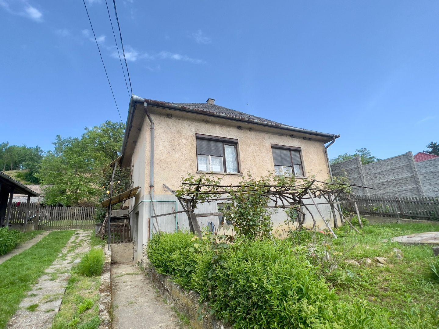 MAĎARSKO - HERNADSZURDOK 2 IZBOVÝ RODINNÝ DOM S LETNOU KUCHYŇOU