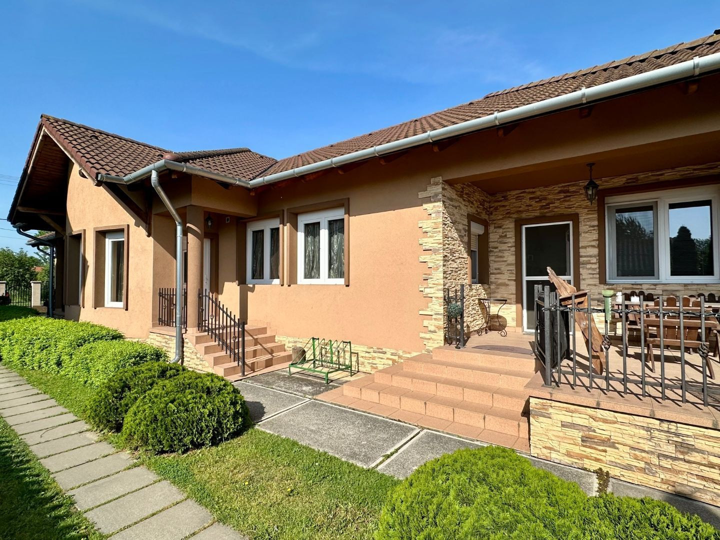 MAĎARSKO - HIDASNÉMETI - VEĽMI PEKNÝ 6 IZBOVÝ BUNGALOV S GARÁŽOU