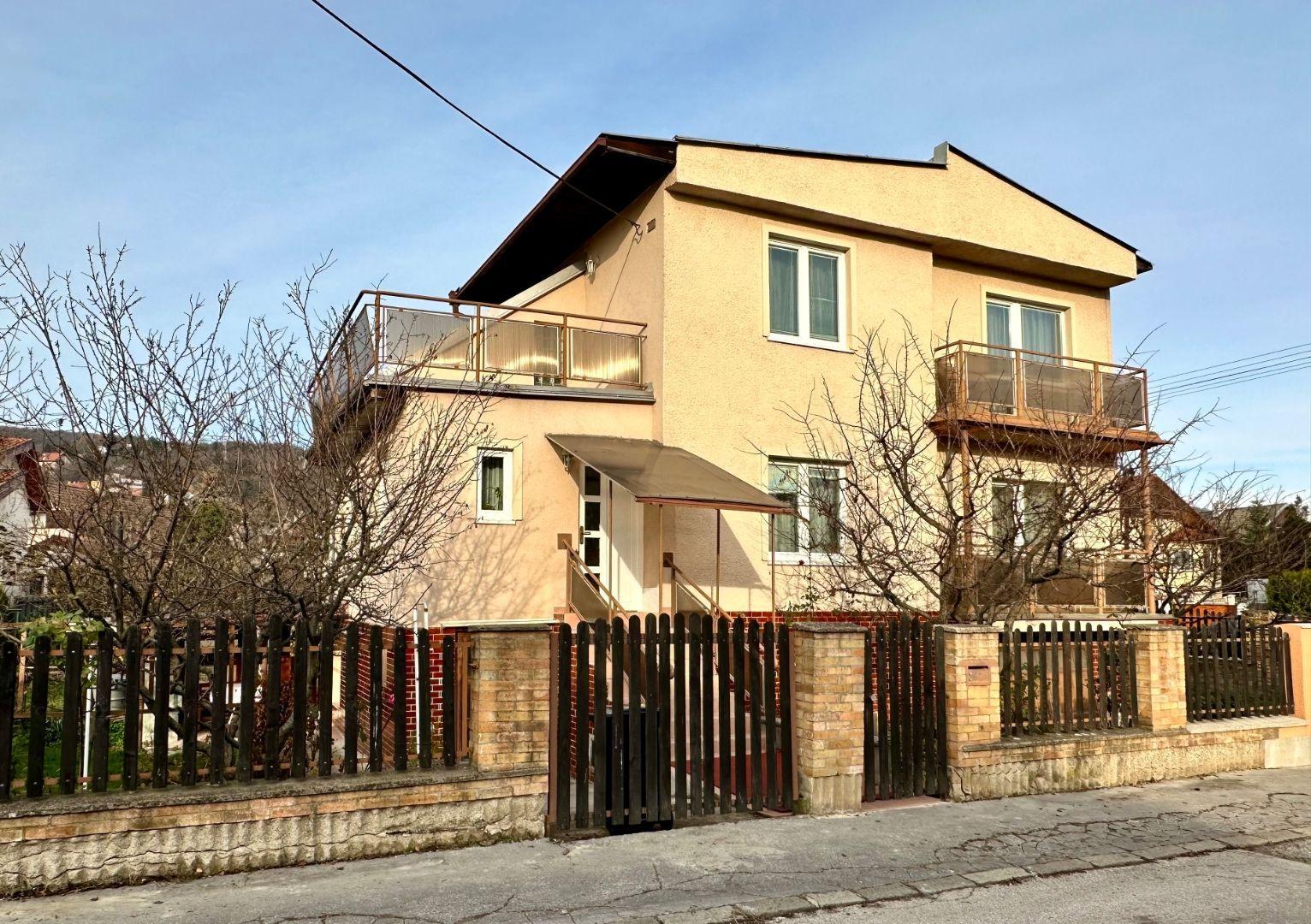 SEVER -  ČERMEĽ - DOBŠINSKÉHO 5 IZBOVÝ POSCHODOVÝ RODINNÝ DOM NA VÝBORNOM MIESTE.