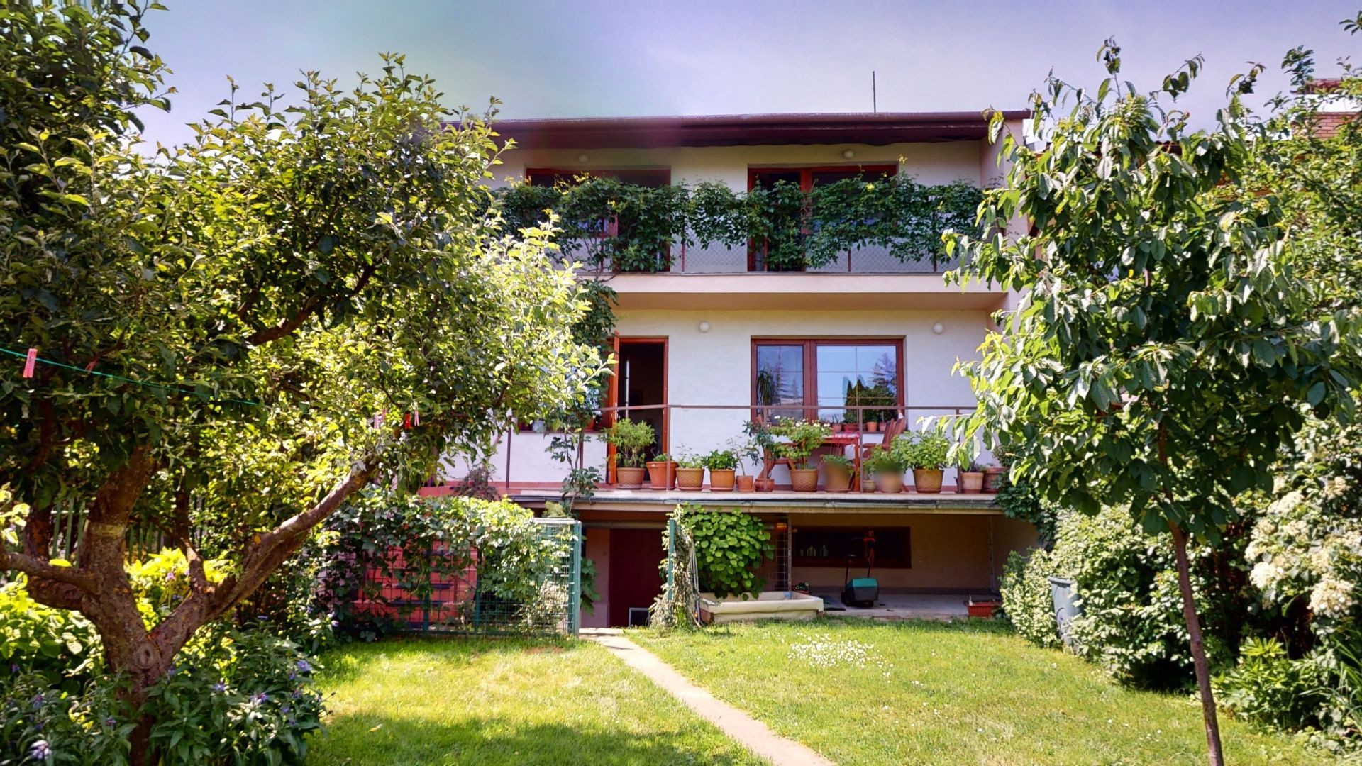 REZERVOVANÉ - KOŠICE - ZÁPAD KREMNICKÁ POSCHODOVÝ 5 IZBOVÝ RD, GARÁŽ, POZEMOK 328 M2.