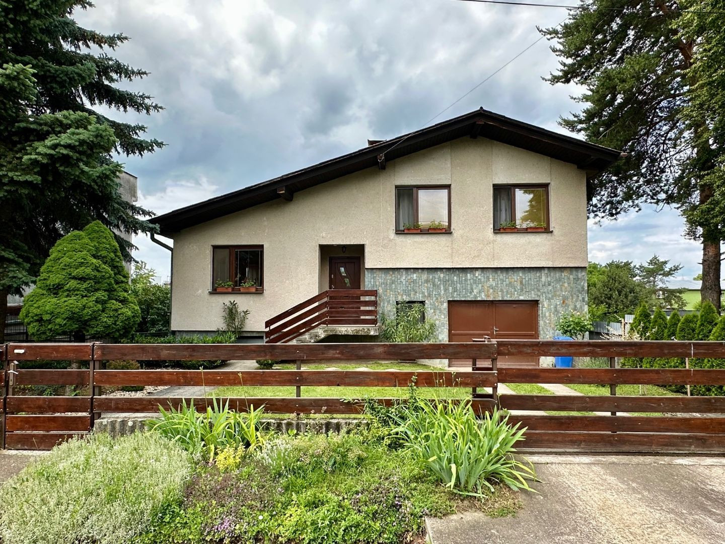 ŽDAŇA - PEKNÝ POSCHODOVÝ 5 IZBOVÝ RD, POZEMOK 790 M2.