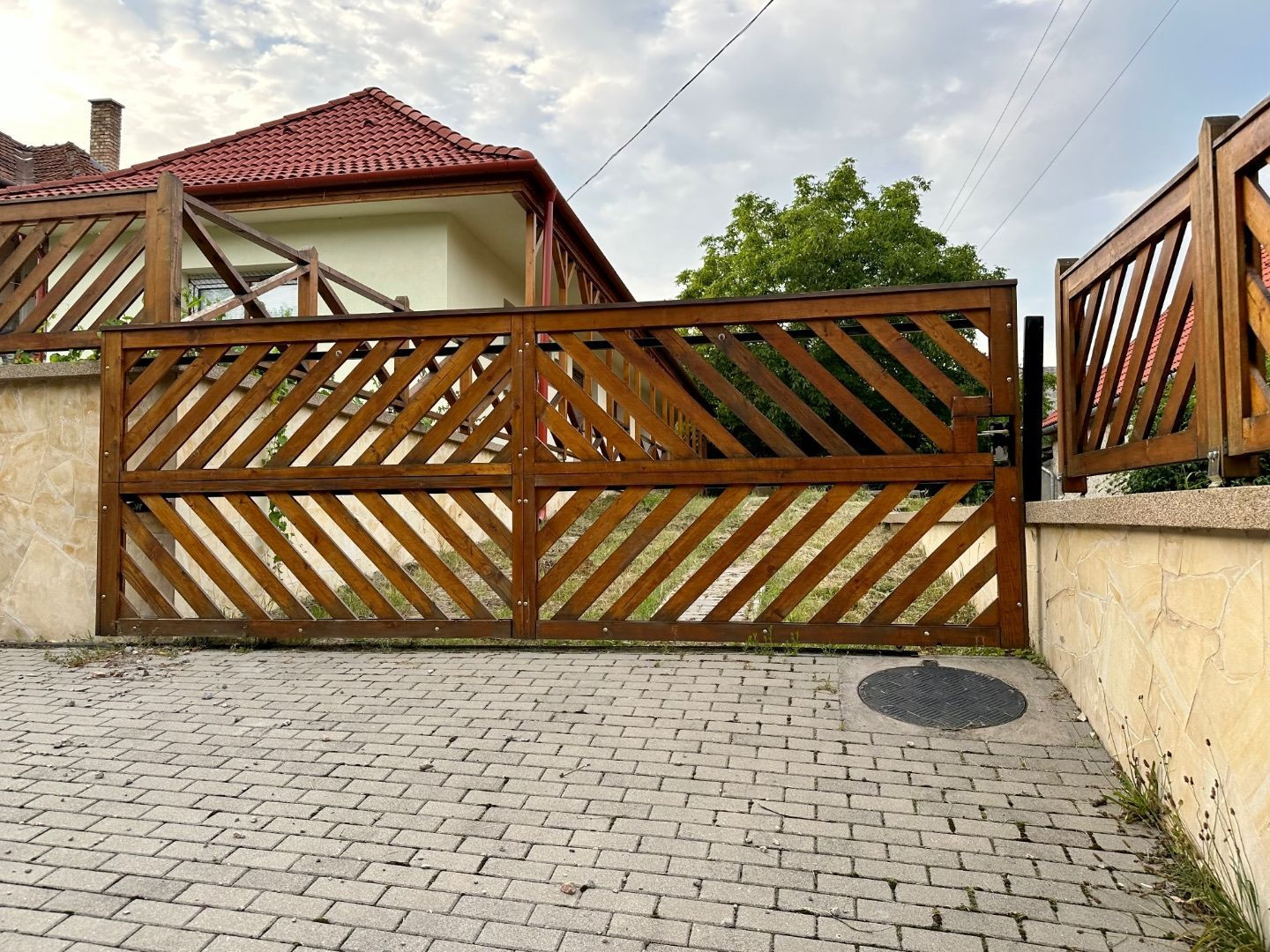 MAĎARSKO - HOLLÓHÁZA 3 IZBOVÝ RD S DVOMA BYTOVÝMI JEDNOTKAMI PO NOVEJ REKONŠTRUKCII.