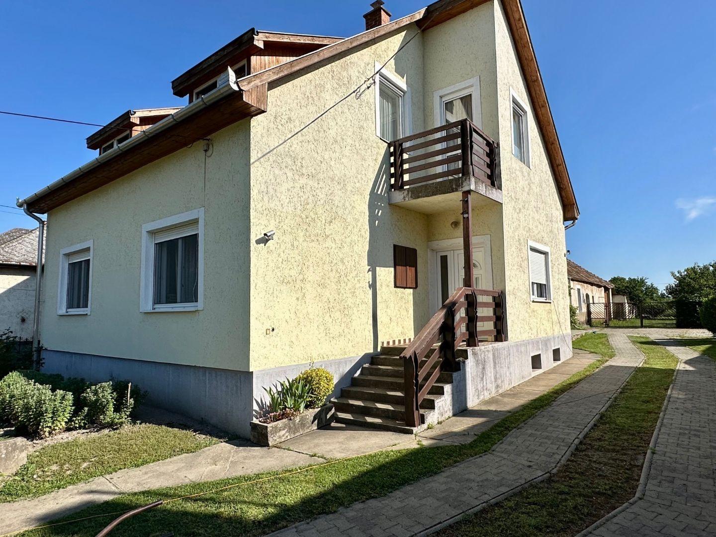 MAĎARSKO - INÁNCS 5 IZBOVÝ POSCHODOVÝ RD, HOSŤOVSKÝ DOM S PRÍSTAVBOU, POZEMOK 2880 M2.