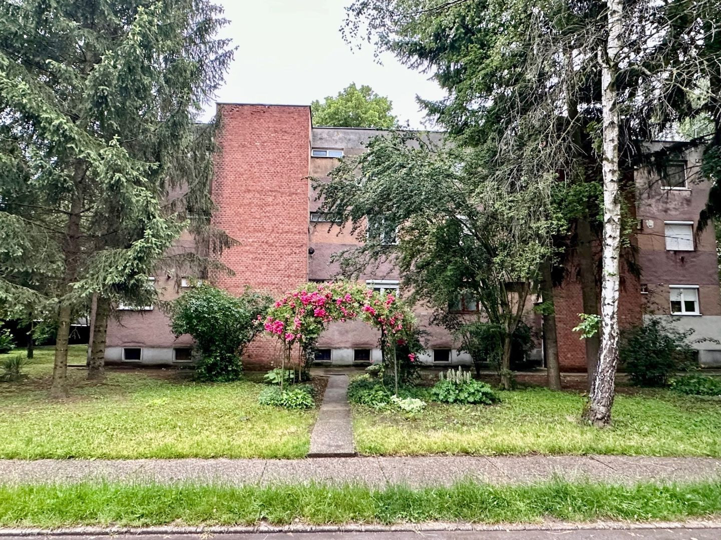 MAĎARSKO - ENCS TEHLOVÝ BYT 56 M2 S BALKÓNOM.